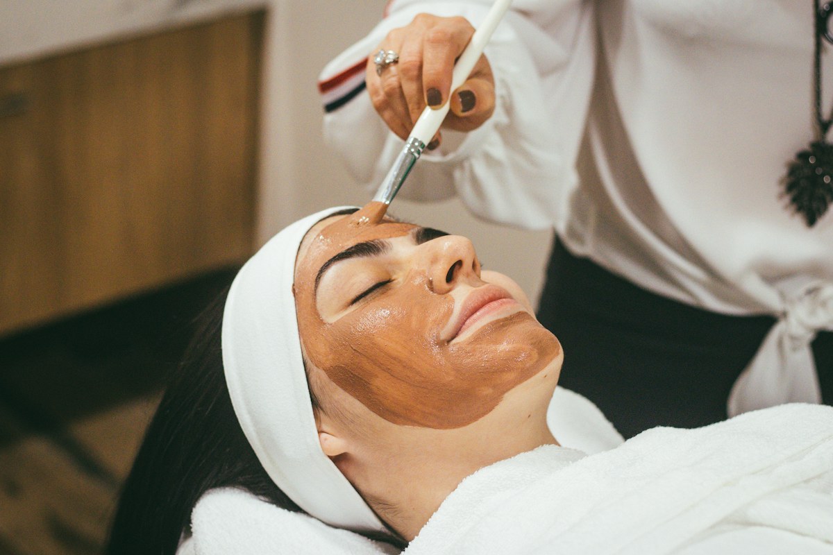 Fotografia ilustrativa de um cuidado facial profissional